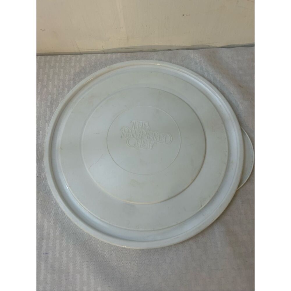10" White Pampered Chef‎ round lid replacement (minor scuffs)